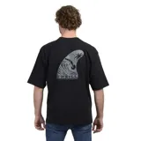Remera de algodón color negro, de corte holgado, con cuello redondo y logo de la marca estampado en el pecho.