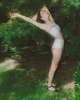 Vestido de red macramé negro hecho a mano en hilo de seda vegano con terminaciones en piedras naturales. Tiene tiras desmontables para usarlo como strapless o como falda.