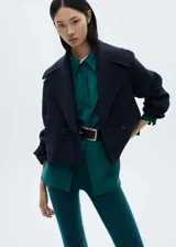 Pantalon de tejido de punto con diseño acampanado y tiro medio. Cuenta con cintura elástica y diseño largo.