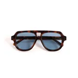 Lentes de sol estilo aviador con armazón de acetato en estampado carey y cristales polarizados en tono azulado.