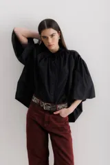 Camisa marrón con cuello clásico, abotonada al frente y mangas 3/4 abullonadas.