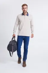 Bolso grande en lona tipo canvas color gris con cintas contrastantes grises.