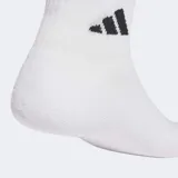 Pack de tres pares de medias soquetes Adidas, color blanco con logo de la marca en negro. Cuentan con plantilla con amortiguación para mayor comodidad.