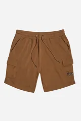 Bermuda cargo de felpa sin frisa color marrón, con cintura elástica y cordón ajustable. Incluye bolsillos laterales y bolsillos cargo con solapa. Logo estampado en el bolsillo cargo derecho.