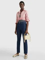 Jean azul oscuro de corte ajustado y talle alto, con trabillas trenzadas, diseño de cinco bolsillos y logo bordado en el bolsillo trasero.