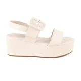 Sandalias de plataforma color crema con dos tiras anchas en el empeine, una de ellas con hebilla decorativa.