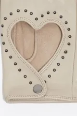 Guantes de piel ovina color beige, con diseño de recorte en forma de corazón en el dorso, decorado con pequeñas tachas metálicas alrededor y cierre de broche a presión en la muñeca.