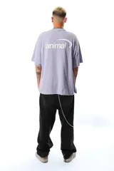 Remerón de corte oversize color lila, con mangas cortas caídas y cuello redondo. Presenta estampados en el frente y en la espalda.