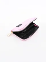 Billetera compacta de diseño acolchado con efecto iridiscente en tono fucsia, cierre perimetral y detalle de etiqueta cuadrada negra en el frente.