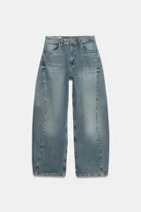Jeans de tiro medio y corte baggy oversize con diseño de costuras marcadas en las piernas, trabillas para cinturón y cinco bolsillos tradicionales. Cierre frontal con cremallera y botón metálico.