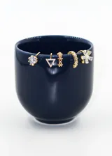 Ear cuff dorado con un punto de luz de 7mm y dos bolitas pequeñas. No requiere perforación.