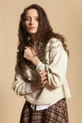 Sweater de tejido jacquard con diseño geométrico en color marrón sobre base beige, de cuello redondo y manga larga con puños ajustados.