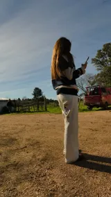 Jean de tiro bajo y corte recto, color blanco, con bolsillos y bordado del escudo nacional en la parte trasera.