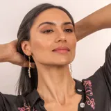 Aros colgantes de plata 925 bañada en oro 18k con siete piedras de cuarzo rosado en forma de gota.