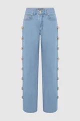 Pantalón de denim estilo wide leg en color azul claro, con tiro alto y detalle de botones dorados decorativos a lo largo de las costuras laterales de las piernas.
