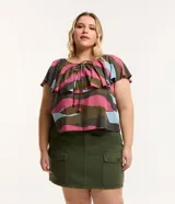 Blusa de viscosa de Ashua, con estampado abstracto en tonos rosa, verde militar y celeste, escote off-shoulder con volado y cordón con cuentas en el frente.