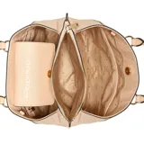 Bolso tipo satchel mediano de poliuretano color rosa pálido, con textura grabada con el logo 'G' de Guess. Cuenta con asas superiores y una correa ajustable y desmontable para llevar al hombro o cruzado. Incluye un monedero circular colgante con el logo Guess. Los herrajes son de color dorado.