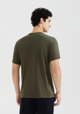 Camiseta básica de manga corta y cuello redondo, color rojo oscuro.