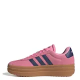 Championes Adidas modelo VL Court Bold, de diseño inspirado en el skate con plataforma. Presentan una capellada de gamuza en color rosado con las icónicas tres rayas laterales en azul marino y suela de goma color caramelo.