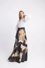 Falda larga de algodón con estampado abstracto en tonos negro, blanco y ocre.