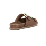 Sandalias tipo Birkenstock color marrón, con dos tiras ajustables con hebillas metálicas doradas y plantilla anatómica texturizada.