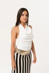 Top blanco de cuello volcado, confeccionado en tejido de punto suave y adaptable.