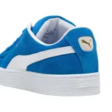 Championes Puma Suede XL de gamuza en color azul, con franja lateral blanca y suela de goma blanca.