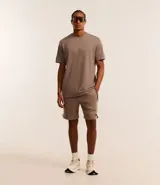 Remera deportiva de manga corta y cuello redondo, confeccionada en tejido tech fleece con tecnología dry que facilita la transpiración y el secado rápido. Presenta un corte comfort holgado y diseño liso sin estampas.