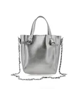 Cartera tipo tote bag plateada, con doble asa corta y correa de cadena extraíble.