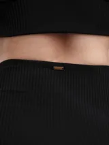 Bombacha de bikini tiro alto, confeccionada en tejido acanalado de poliamida y elastano con protección UV 50.