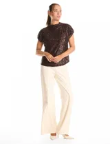 Blusa de cuello redondo y manga corta, completamente cubierta de lentejuelas en color marrón oscuro. Presenta un diseño de corte recto y forro interno a tono.