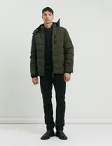 Pantalon de pana de corte clasico, color verde oliva, con bolsillos delanteros inclinados y bolsillos traseros de ribete.