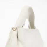 Bandolera blanca de cuero sintético con correa ajustable y herrajes dorados.