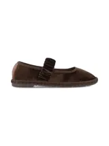 Ballerinas de terciopelo color marrón chocolate, con tira elástica fruncida sobre el empeine y suela de caucho.