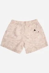 Short de baño color beige con estampado abstracto en blanco, corte oversize, cintura elástica con cordón ajustable, dos bolsillos laterales y un bolsillo trasero.