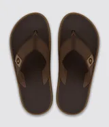 Ojotas masculinas de la marca Cartago, color marrón oscuro con suela marrón claro texturizada. Presentan tiras anchas con textura y un logo de la marca en una de las tiras.