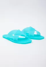 Sandalia chata de goma semi transparente color gris, con doble tira entrelazada sobre el empeine.