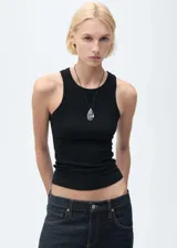 Top de canalé color negro, con diseño slim fit, cuello redondo y sin mangas, confeccionado en tejido mezcla de algodón.