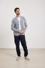 Cardigan de punto con escote en V, cierre frontal con botones y mangas largas. Presenta un diseño clásico con acabado suave al tacto.