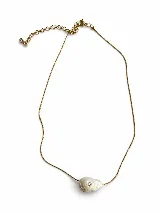 Collar de cadena fina de acero inoxidable con dije de perla natural irregular y un pequeño cristal incrustado.