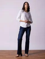 Remera de algodón negra, de corte clásico, con mangas tres cuartos y cuello redondo.