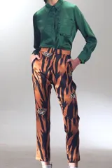 Pantalón de tiro alto con estampado de tigre en tonos naranja y negro.