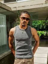 Musculosa de tejido morley lavado, color gris oscuro, con cuello redondo y roturas en el cuello.