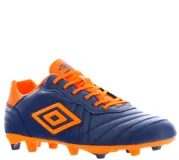 Championes de fútbol Umbro Touch FG para hombre, color azul marino con detalles en naranja vibrante. Presentan cordones naranjas, logo Umbro en naranja en el lateral y suela con tapones anaranjados.