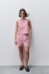 Short de tiro medio con estampado de cuadros vichy rojo y blanco, silueta relajada, bolsillos laterales y cintura elastizada en la parte trasera.