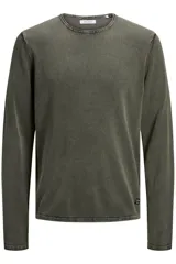 Sweater de punto color verde oliva, de manga larga y cuello redondo.