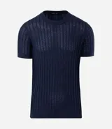 Remera masculina de algodón con textura acanalada y efecto punto. Presenta un diseño de corte regular, cuello redondo y manga corta.