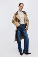 Jean de denim color azul oscuro, con corte wide leg de tiro alto, bolsillos delanteros de parche y pliegues marcados al frente.