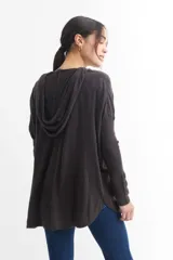 Sweater azul marino de tejido de punto fino, corte holgado, mangas 3/4 y capucha con cordón ajustable.