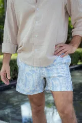 Short de baño blanco con estampado de hojas y flores en color celeste.